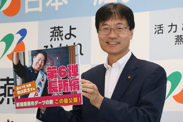 定例記者会見を行う鈴木燕市長