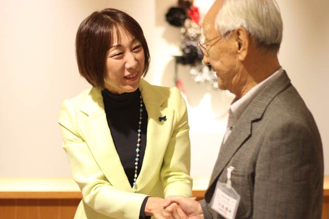 出席者を見送る菊田氏