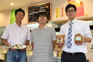 左から内山農園の内山代表、キママニ食堂の斉藤店主、越後味噌醸造の木龍社長