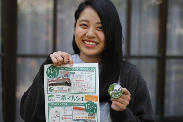 三条マルシェの担当者とバッジは只見町と三条市からそれぞれバスで八十里越を通過してたがいのイベントに参加する人にプレゼントするもの