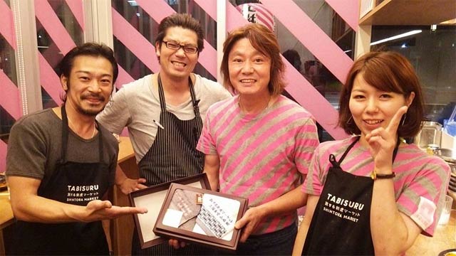 「工場食堂」のスタッフと左から3人目が山崎店主