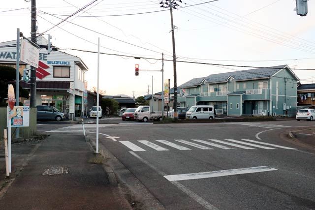 事故現場付近の丁字路、車、自転車とも手前から丁字路に入って右折してぶつかった