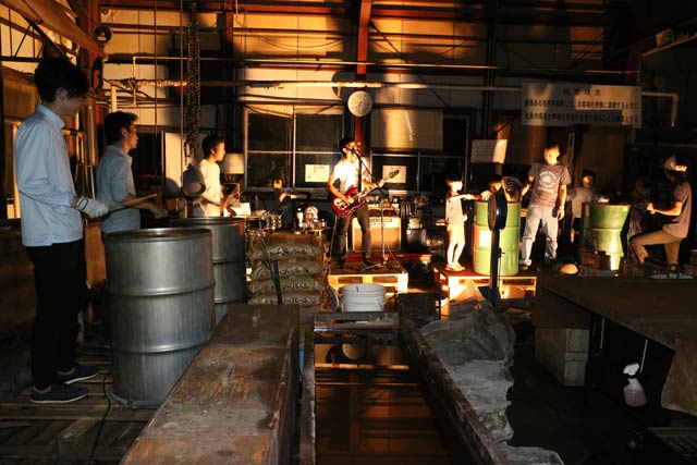 独特な工場の雰囲気とサウンドが魅力