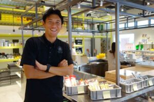 山谷産業がオープンした実店舗「村の鍛冶屋 SHOP」で山谷社長