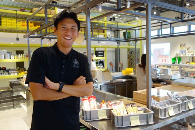 山谷産業がオープンした実店舗「村の鍛冶屋 SHOP」で山谷社長
