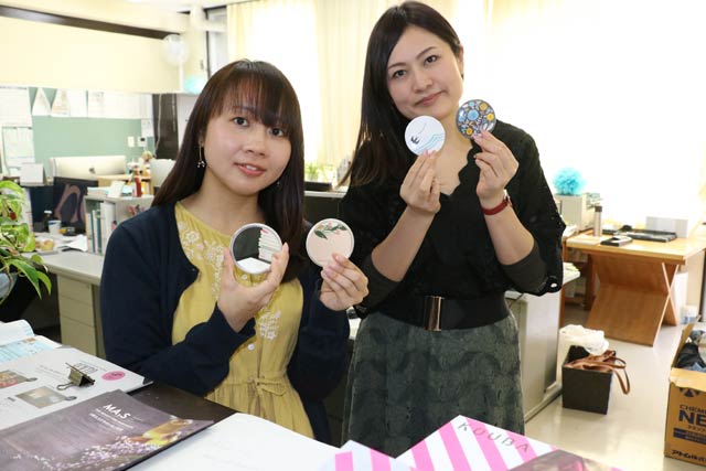 エムズグラフィックとVIVAのワーク署婦で作るるオリジナルデザインの手鏡