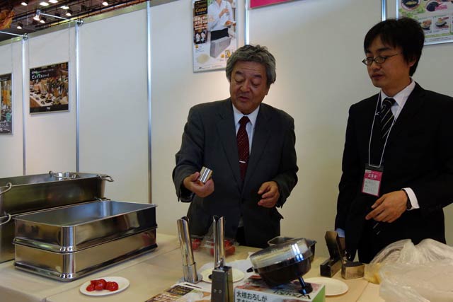 【株式会社イケダ】新製品「プチトマトカッター」や片手でできる「チーズグレーダー」を紹介