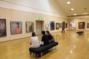 9日まで燕の「アートα」が弥彦で作品展