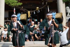 八幡宮を出発する大名行列