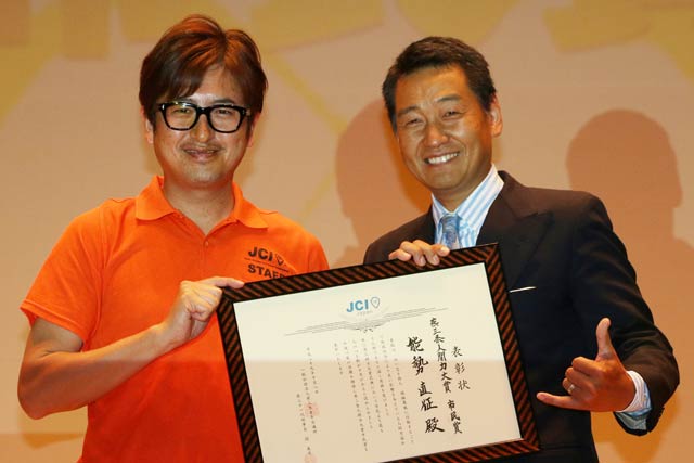 燕三条青年会議所の関理事長(左)から燕三条人間力大賞市民賞を能勢能勢直征さん