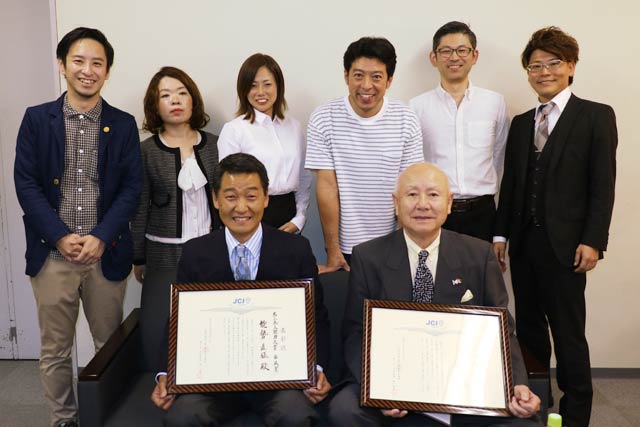 燕三条人間力大賞受賞者の全列左から能勢直征さん、長谷川晴生さん、後列左から斎藤広幸さん、小林香織さん、田辺夏江さん、本間俊明さん、白鳥賢さん、結城靖博さん