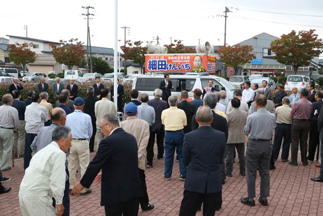 集まった支持者ら