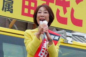 第一声を放つ菊田真紀子氏