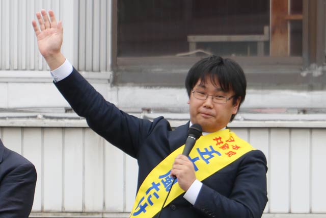 吉田駅前で街頭演説を行う五十嵐健彦氏