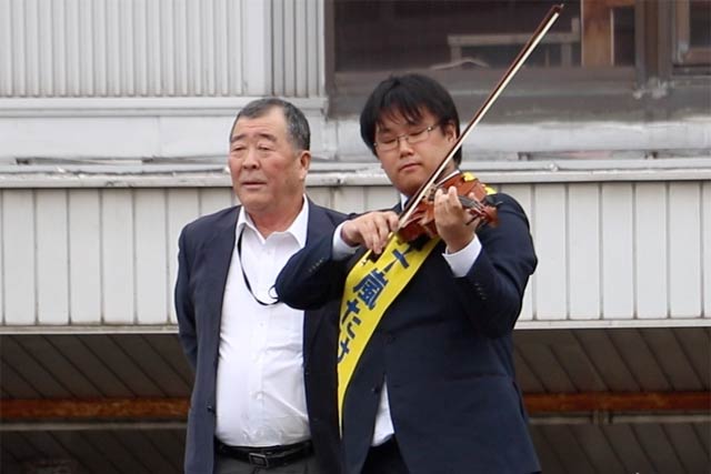 得意のバイオリンを披露してから演説を始める