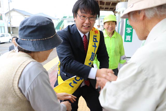 支援者と握手する五十嵐氏