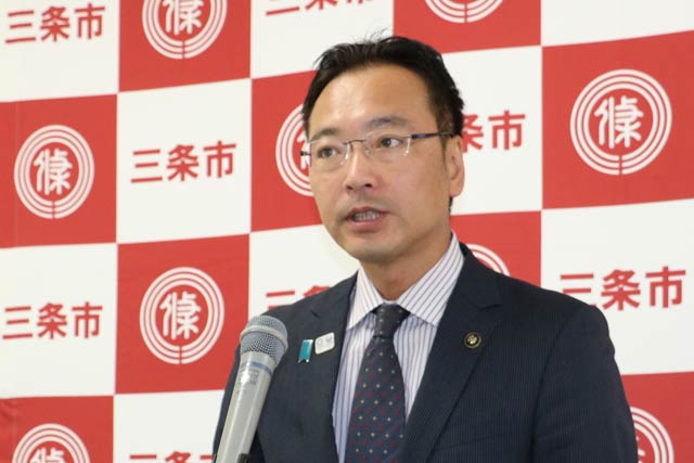 会見する国定市長