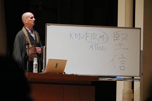ホワイトボードに漢字も書いて講演