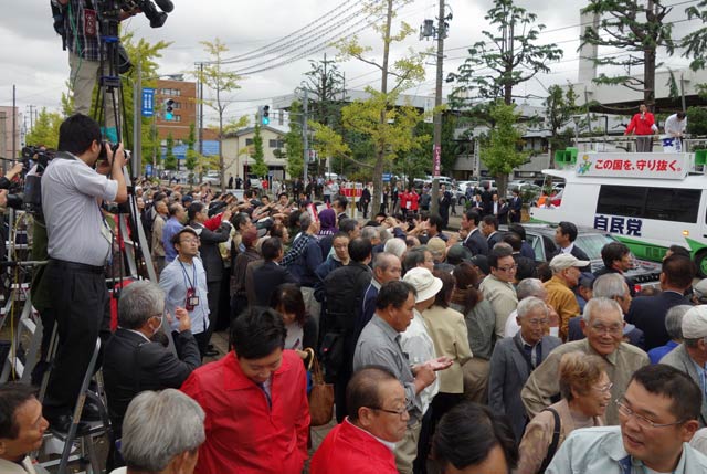 三条市役所前での演説