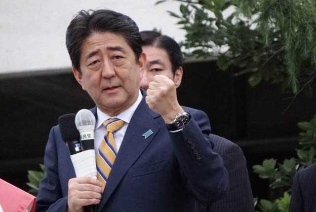 三条市役所前で演説する安倍首相