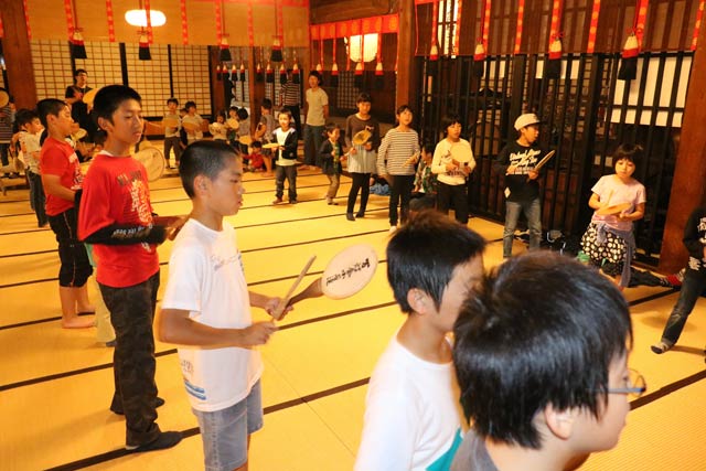 お会式逮夜の万灯行列に参加する本成寺万灯奉納会の門前小若連が太鼓の練習