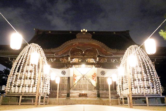 本堂前を飾る巨大な万灯