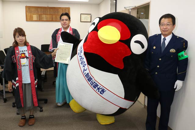 燕警察署広報大使に委嘱されたつばくろちゃんと藍澤署長(右)
