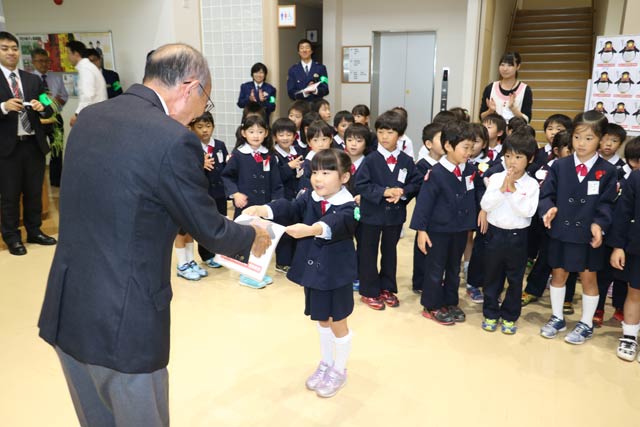 特殊先被害防止標語を読み上げる真学園園児