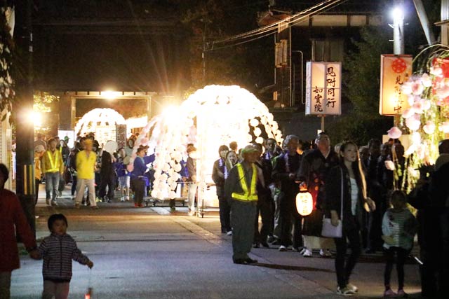 本成寺のお会式のお逮夜に行われた万灯行列