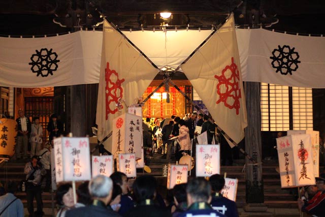本堂に到着した地元御題目講中