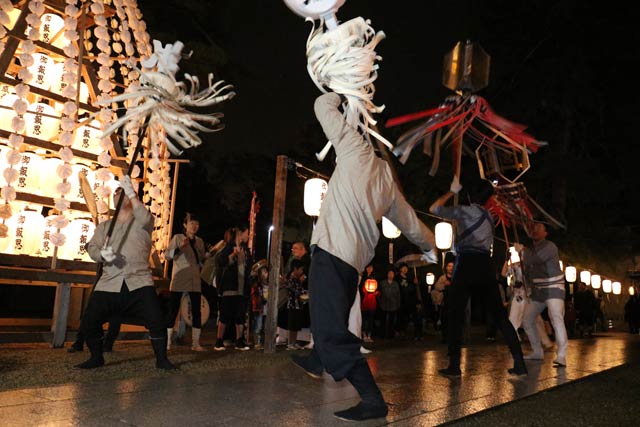 境内に戻って万灯を振って踊る