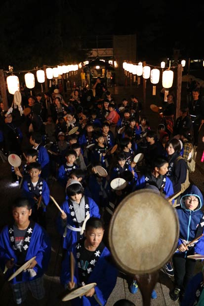 本堂に戻った本成寺万灯奉納会の門前小若連