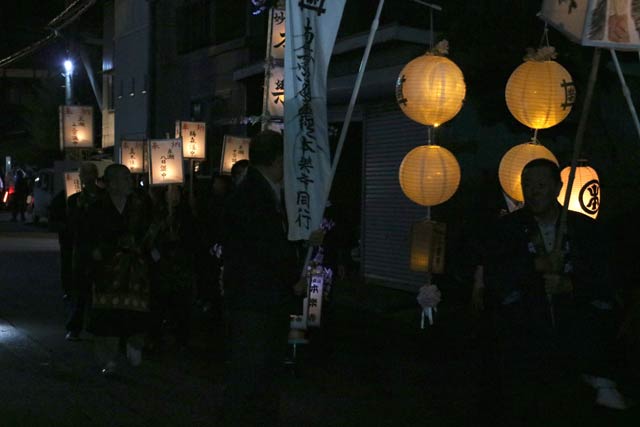 暗闇に浮かぶ行列の灯ろうやちょうちんのあかり