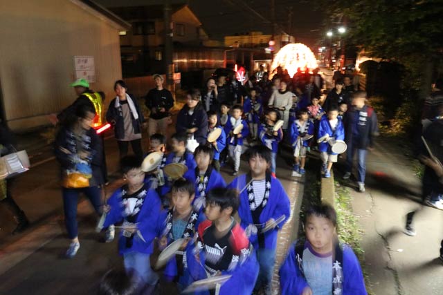 本成寺万灯奉納会の門前小若連