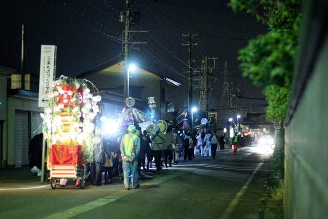 通りを旧桜土手を片側通行止めにして進む