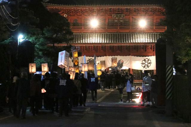 県指定有形文化財の三門をくぐる