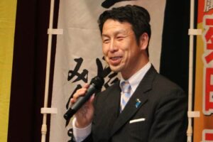 あいさつする米山知事