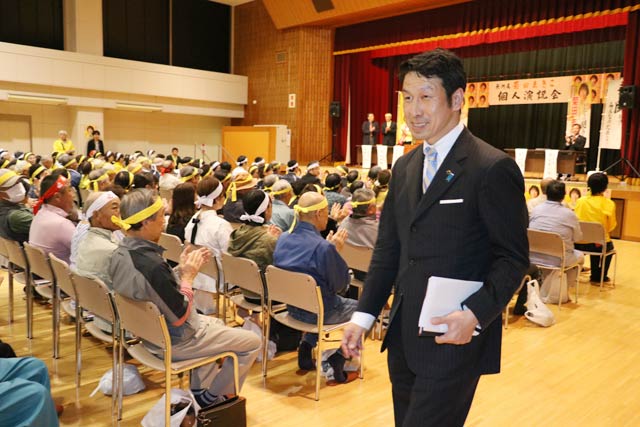 あいさつを終わってすぐに会場を出る米山知事