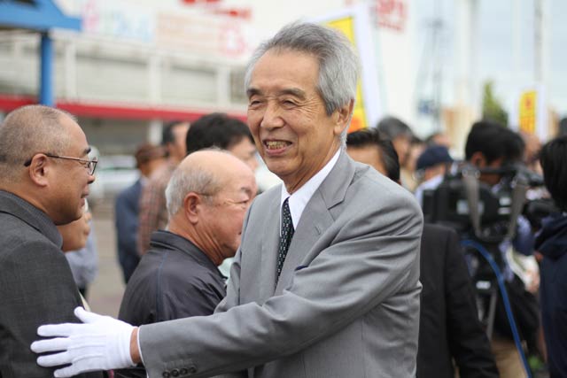 支持者らと握手する伊吹氏