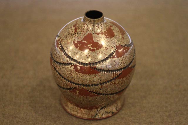 人間国宝玉川宣夫さんの出展作「木目金 花瓶」