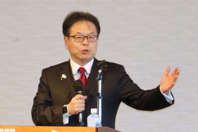 講演する世耕経産相