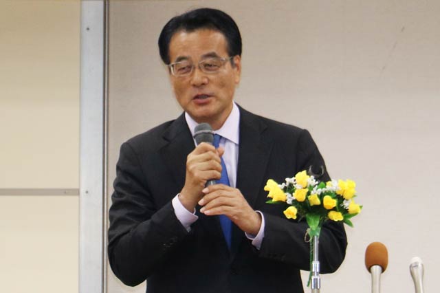 演説する岡田克也氏
