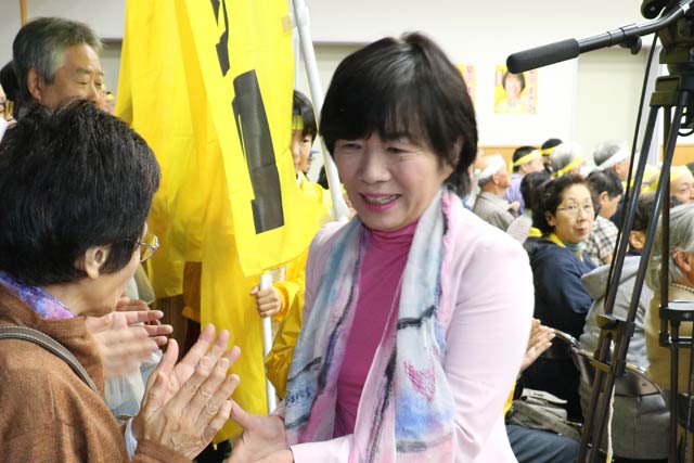 演説する岡田克也氏