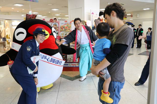 イオン県央店でつばくろちゃんが特殊詐欺未然防止広報に貢献