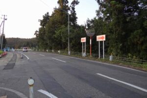 国道289号から7m下の五十嵐川の岩場に転落