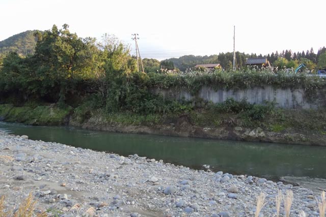 五十嵐川の対岸から見た転落したがけは高さ7メートルもある