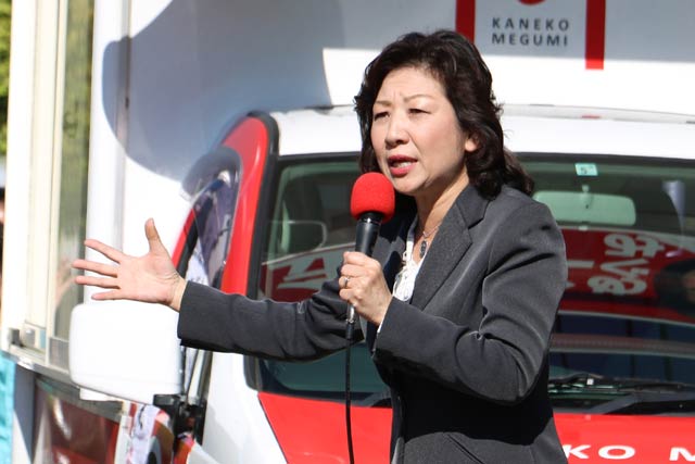 三条市役所前で演説する野田氏