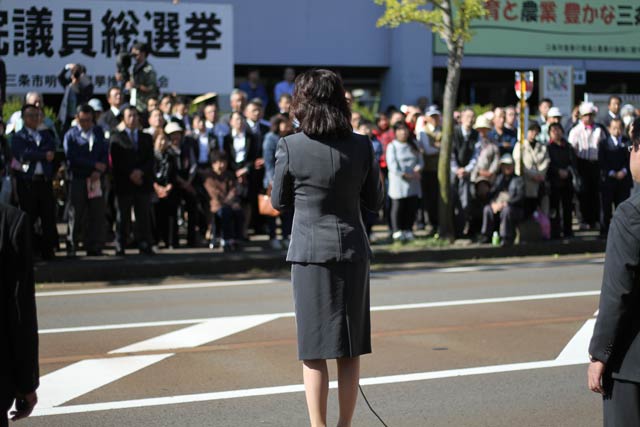 市役所前に三条市役所前に約400人が参集