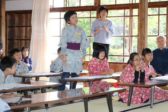 粟生津小3年生が参加して長善館の講義体験と学習発表会