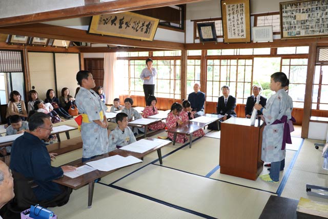 「長善館に関する調べ学習」の成果を発表して子どもたちにクイズを出す